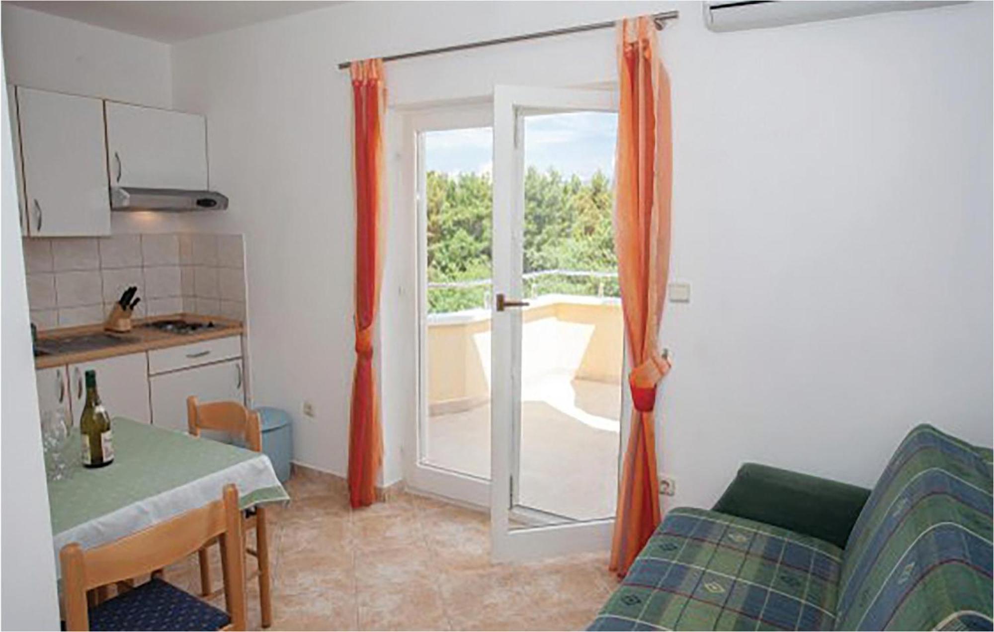 Amazing Apartment In Malinska With Kitchen מראה חיצוני תמונה
